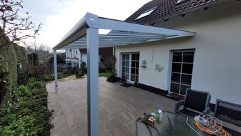 Weisse Terrassenüberdachung