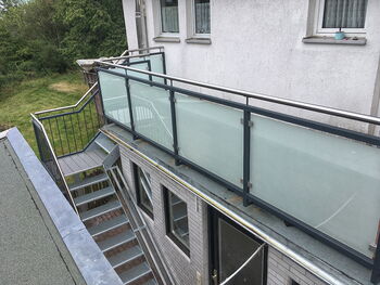 Stahlgeländer, verzinkt und gepulvert, mit Glasfüllung