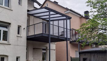 Anbaubalkon mit fest installierter Überdachung