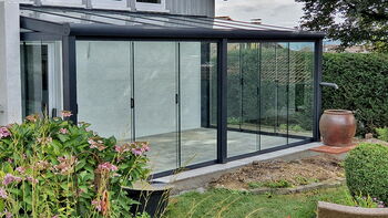 Kaltwintergarten angepasst an die Hausform mit Led und Automatischer Beschattung