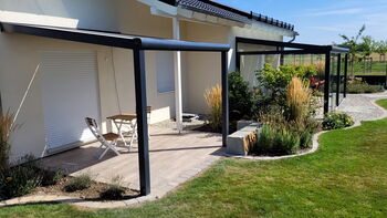 Terrassenüberdachung mit Beschattung neben einem Kaltwintergarten